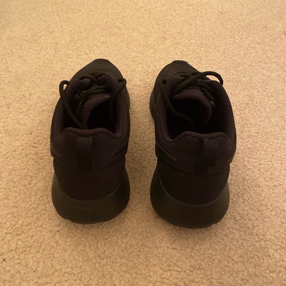 Women’s Nike Roshe - Picture 2 of 3